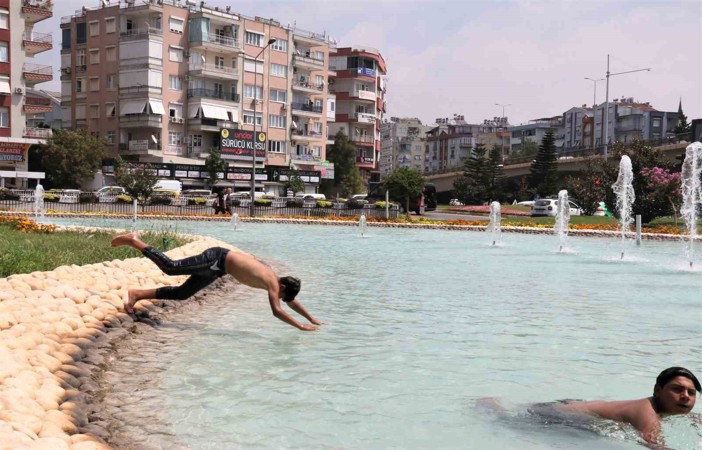 Antalya’da çocuklar soluğu süs havuzunda aldı