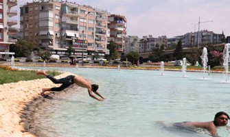 Antalya’da çocuklar soluğu süs havuzunda aldı