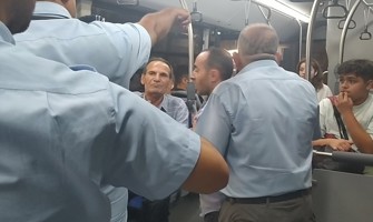 Durakta başlayan ve otobüs içinde süren ilginç gerginlik