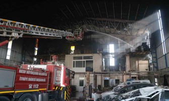 Kaportacıda çıkan yangın, iş yerlerine sıçramadan söndürüldü