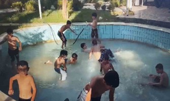 Mardin’de sıcak havadan bunalan çocuklar süs havuzuna daldı