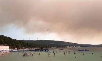 (Video) Çanakkale’de bir yanda deniz keyfi, diğer yanda hüzün