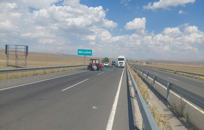 Kars’ta yolcu otobüsü traktöre çarptı: 2 yaralı