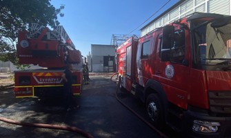 Gebze’de boya fabrikasının deposunda çıkan yangın söndürüldü