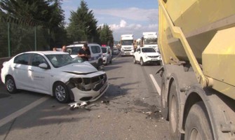 (Video) Tuzla’da otomobil ile hafriyat kamyonu çarpıştı: 3 yaralı