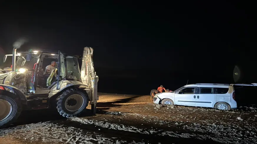  Ilısu Baraj Gölü kıyısında mahsur kalan Suriyeli aile kepçe yardımıyla kurtarıldı