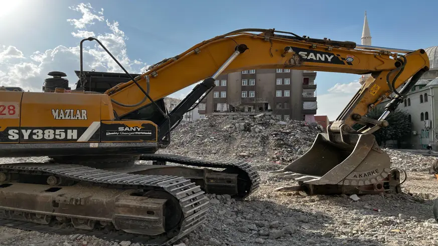 Diyarbakır’da ağır hasarlı binanın yıkımı sırasında yanındaki binanın 2 dairesi ve sağlık ocağı zarar gördü