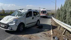 Virajı alamayan hafif ticari araç bariyere çarparak takla attı: 3 yaralı