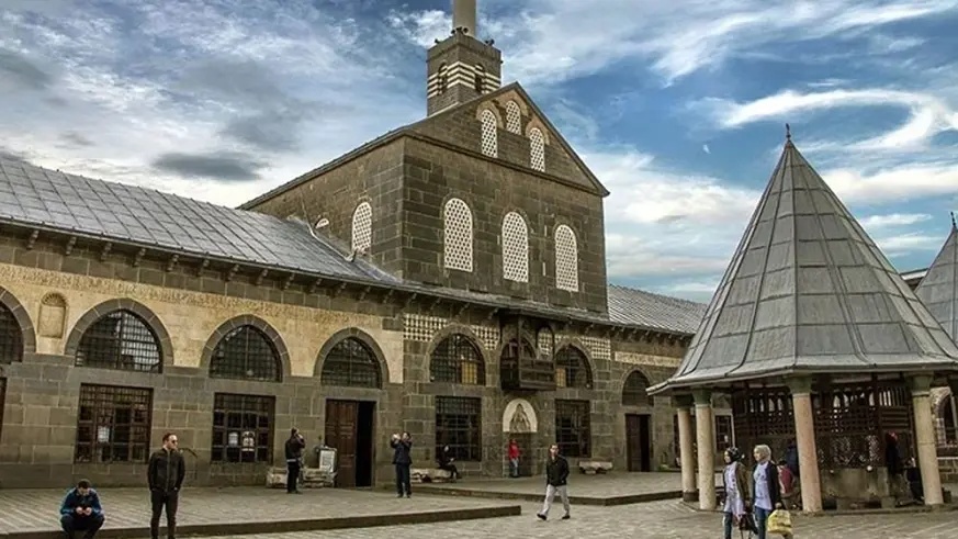 Kaliforniya'dan gelen 81 yaşındaki kadın Diyarbakır Ulu Cami'ye hayran kaldı