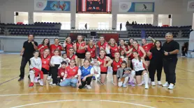 Turgutlu Belediyespor Voleybol Takımı doludizgin ilerliyor; Narin'in silueti kadın sporcuların formalarında taşınacak 