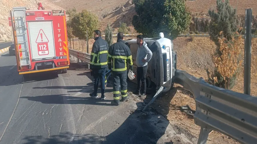 Mardin'de hafif ticari araç devrildi: 1 yaralı