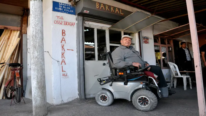 Manisa'da 82 yıllık esnaf çalışma azmiyle göz dolduruyor; 