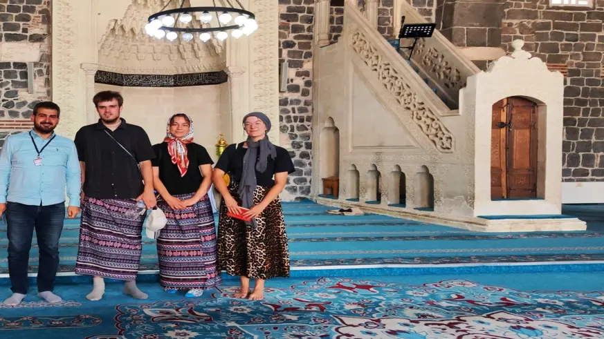 Bursa'dan sonra Diyarbakır Ulu Cami'de yabancı turistler etek giydi