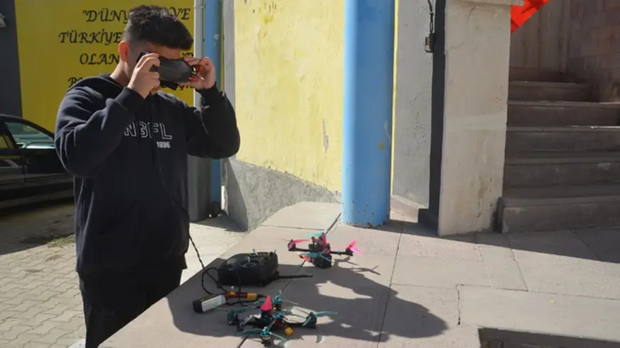 Tasarladığı dronla TEKNOFEST'te Türkiye ikincisi olan Kütahyalı Doruk birinciliği hedefliyor