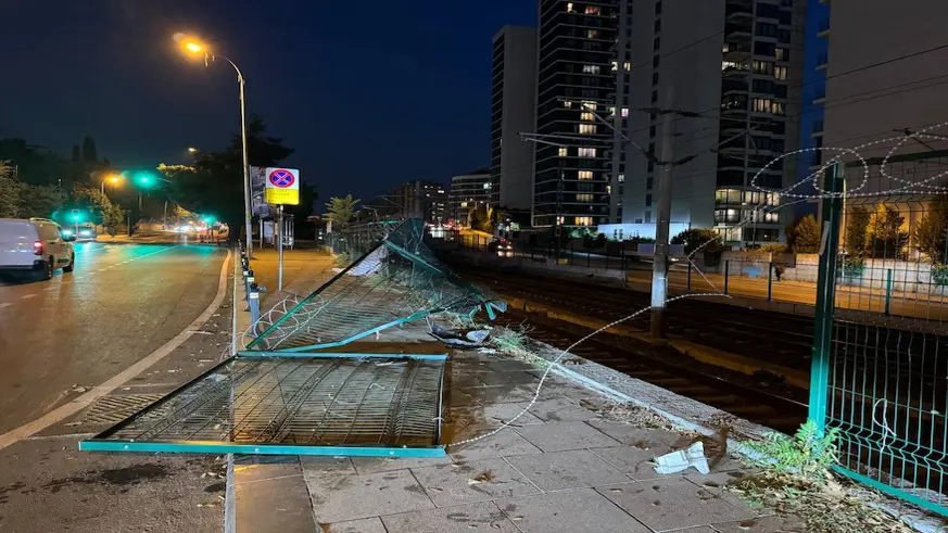 Kartal'da kontrolden çıkan otomobil Marmaray hattının duvarında asılı kaldı