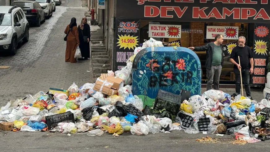 İzmir'de grev nedeniyle sokaklarda çöp yığınları oluştu