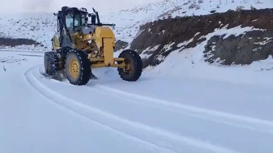 Şırnak'ta mevsimin ilk karı köy yolunu kapattı, ekipler seferber oldu