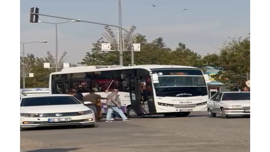 Yolcu minibüsünün şoförüne saldırı: Tekme, tokat ve sopalı kavga