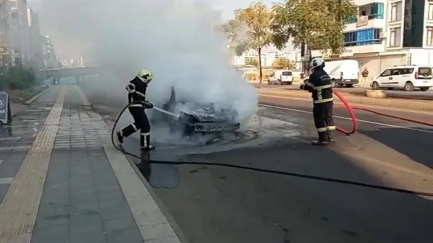 Diyarbakır’da seyir halindeki otomobil yandı