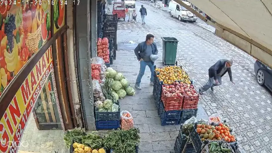 Diyarbakır’da kaldırımda yürüyen adamın kalp krizi geçirme anı kameraya yansıdı