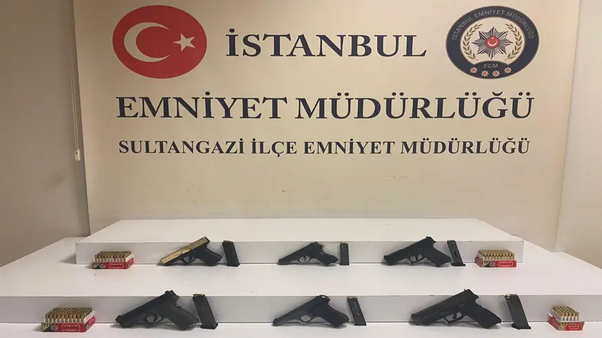 İstanbul Sultangazi'de düzenlenen operasyonda, yasadışı silah ticareti yapmakla suçlanan 3 şüpheli yakalandı, evde 6 silah ve 220 mermi ele geçirildi