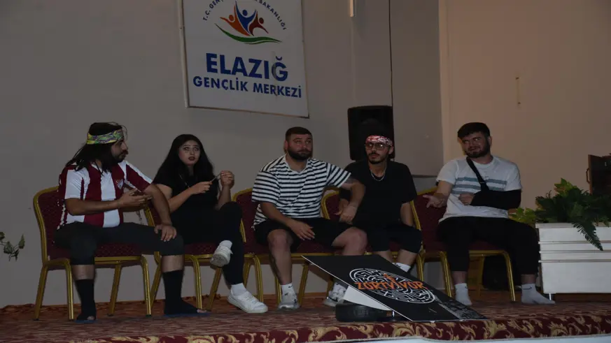 Elazığ’da ‘Güler misin Ağlar mısın’ adlı tiyatro büyük beğeni topladı