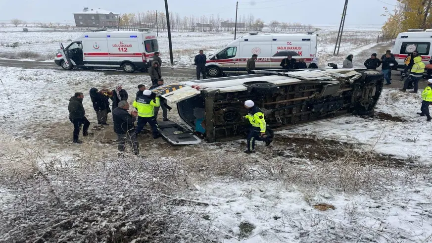 Diyarbakır-Muş karayolunda feci kaza: Sürücü ile 15 öğretmen yaralandı