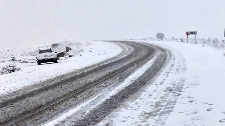 Kar yağışıyla kapanan Viranşehir-Diyarbakır yolu trafiğe açıldı