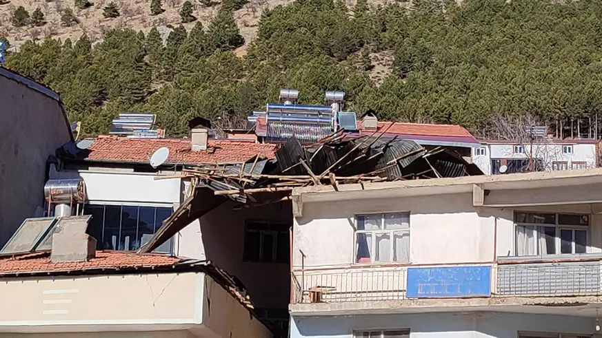 Adıyaman'da fırtına çatıları uçurdu