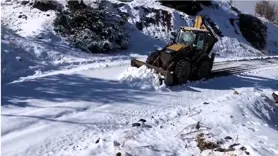 Diyarbakır'da kardan kapanan yollar ulaşıma açıldı