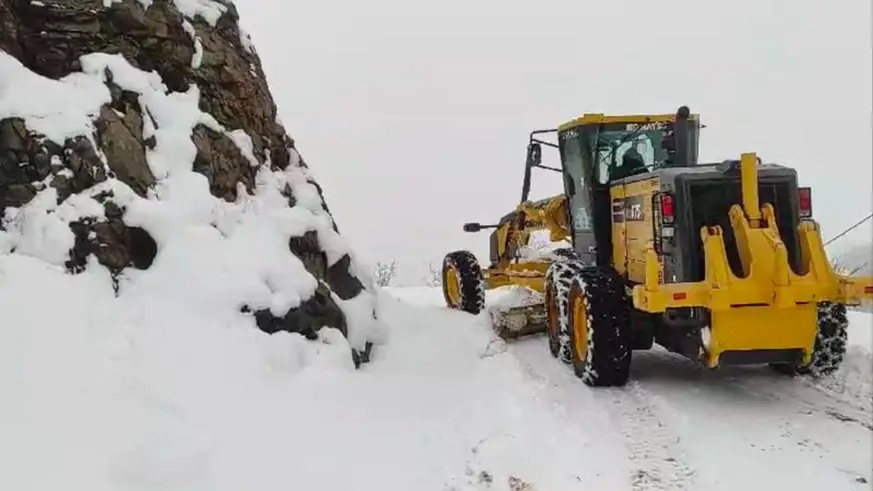 Yoğun kar nedeniyle 8 yol ulaşıma kapandı