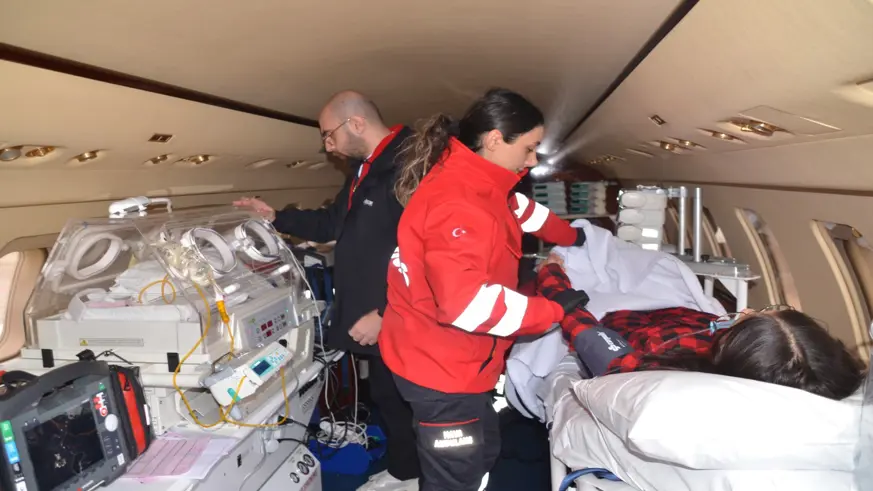  Muş'ta 8 günlük bebek ve 15 yaşındaki hasta, ambulans uçakla Ankara’ya sevk edildi