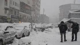 Hakkari'de 20 araçla karla mücadele