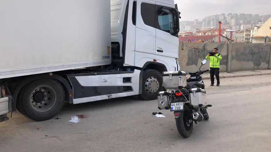  Elazığ'da tır ile çarpışan motosikletli yaralandı