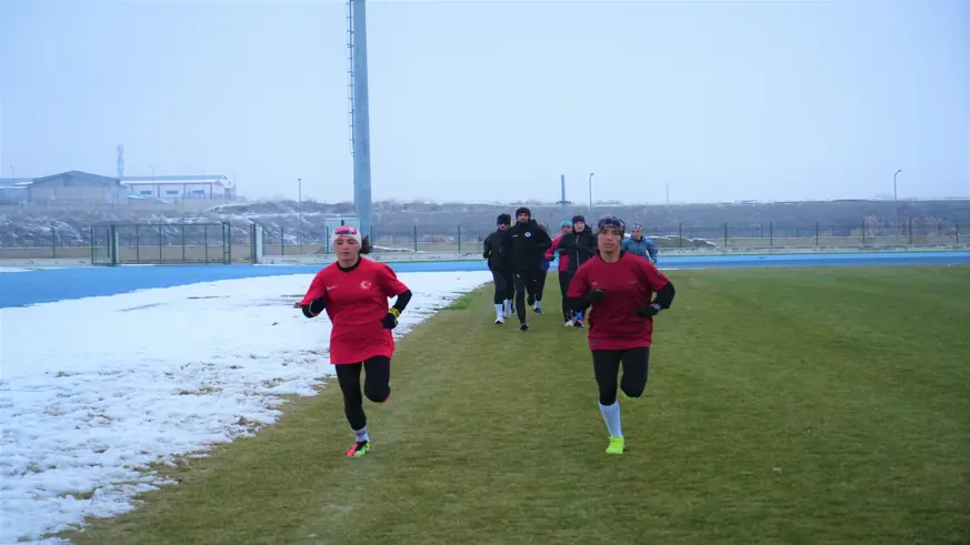 Muş'ta soğuk hava sporcuları durduramadı: Avrupa Kros Şampiyonası hazırlıkları sürüyor