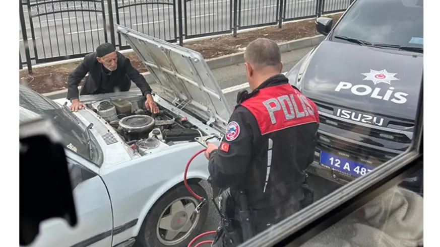 Aracı cadde ortasında bozulan yaşlı adamın yardımına polis ekipleri yetişti