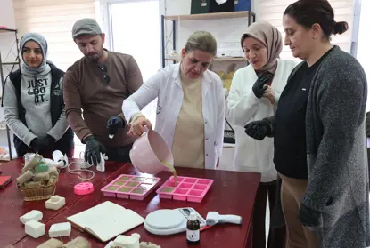 Diyarbakır'da eğitimciler geleneksel ve doğal yöntemlerle sabun yapıyor