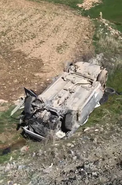 Diyarbakır’da otomobil şarampole yuvarlandı