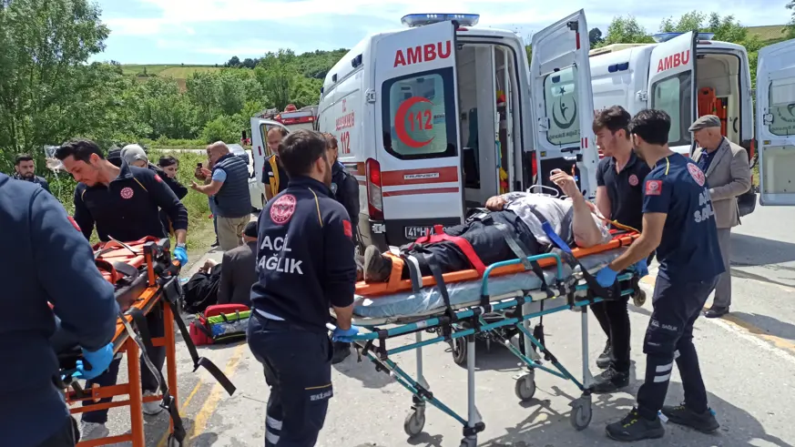 Kocaeli'de hafif ticari araçla çarpışan kamyonetin sürücüsü öldü, 4 kişi yaralandı