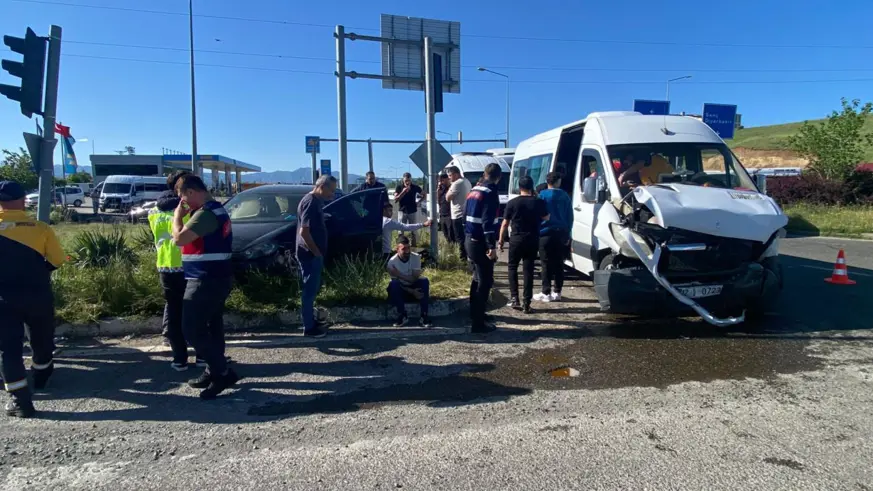 Bingöl'de işçi servisi ile otomobil çarpıştı: 10 yaralı