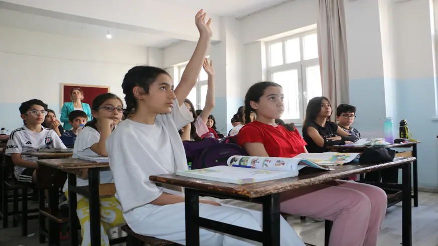 Bursluluk sınavında 500 puan alan Diyarbakırlı Ela’nın hayali beyin cerrahı olmak