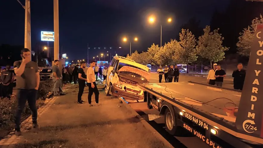 Gaziantep'te refüje çarpan minibüsün sürücüsü hayatını kaybetti