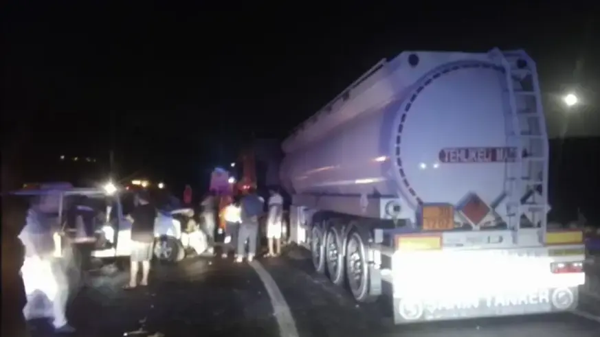 Mersin'de minibüs ile tankerin çarpışması sonucu 14 kişi yaralandı