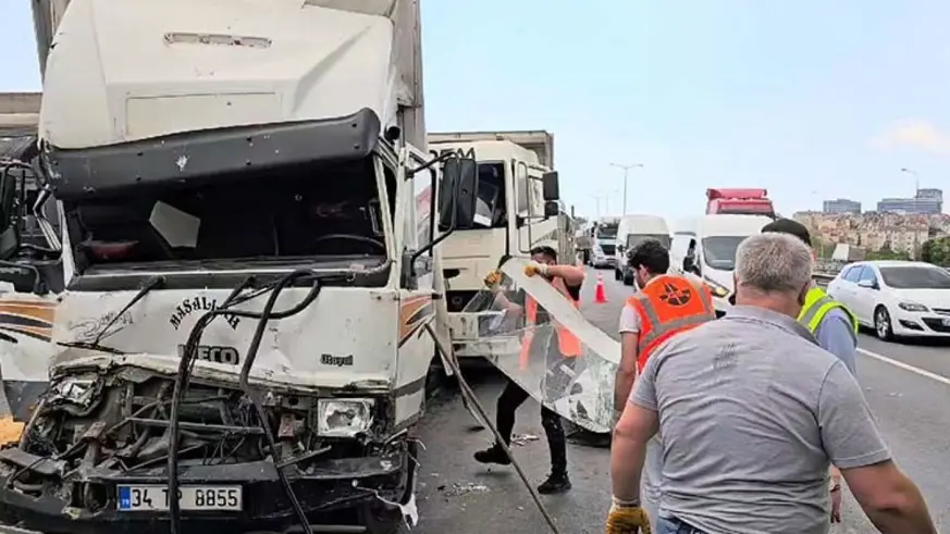 İstanbul'da 10 araç birbirine girdi: 2 yaralı