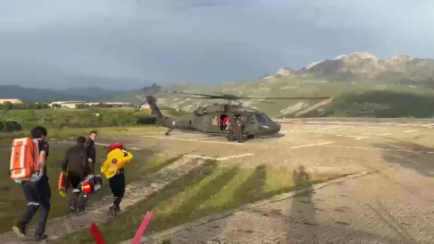 Tunceli'de dağlık arazide yolunu kaybeden kişi askeri helikopterle kurtarıldı