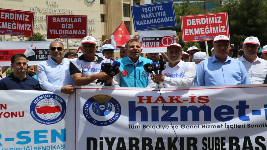 Diyarbakır'da belediyelerden çıkarılan işçiler adına basın açıklaması yapıldı