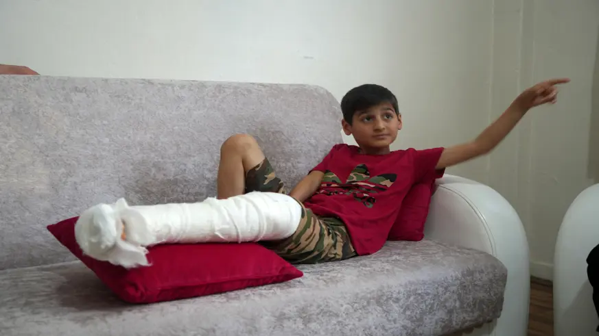 Köpeğin saldırdığı çocuk duvardan atlayarak bacağını kırdı