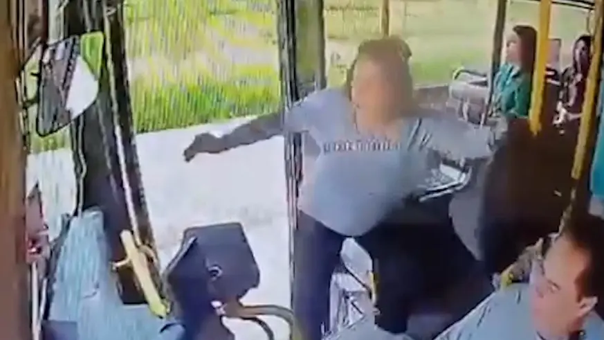 Otobüsün kapısını açık bırakıp yolcunun ölümüne neden olan sürücüye dava