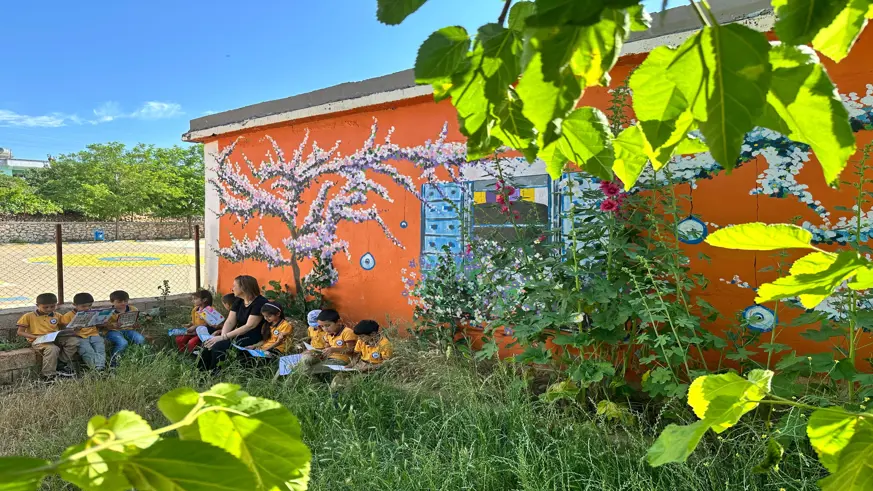 Diyarbakır’da okul müdüründen köy okuluna renkli dokunuş