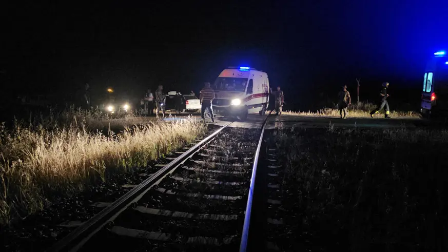 Diyarbakır’da yük treni otomobile çarptı: 2 yaralı